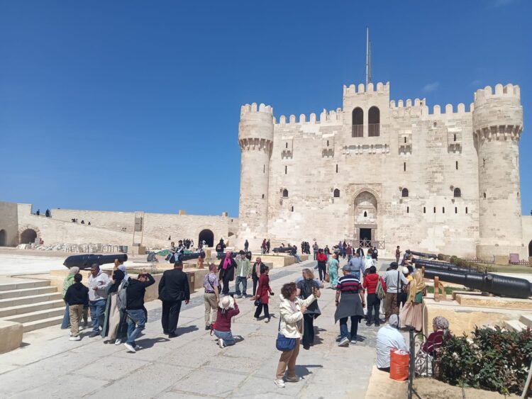 قلعة قايتباى بالإسكندرية تشهد إقبال غير مسبوق بآلاف الزائرين المصريين والأجانب