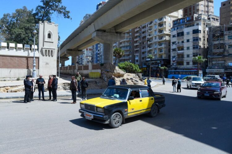 محافظ الإسكندرية بقوم بجولة ميدانية مفاجئة لإعادة الانضباط في الشارع السكندري