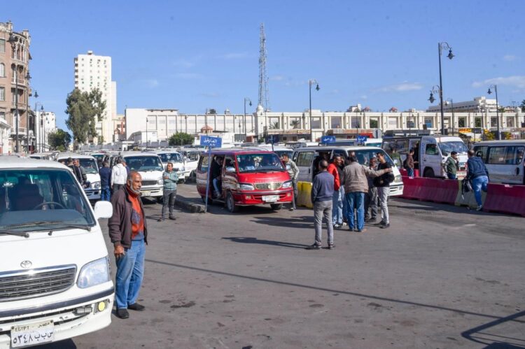 محافظ الإسكندرية جولة مفاجئة لتفقد موقف محطة مصر لمتابعة الالتزام بالتعريفة الجديدة