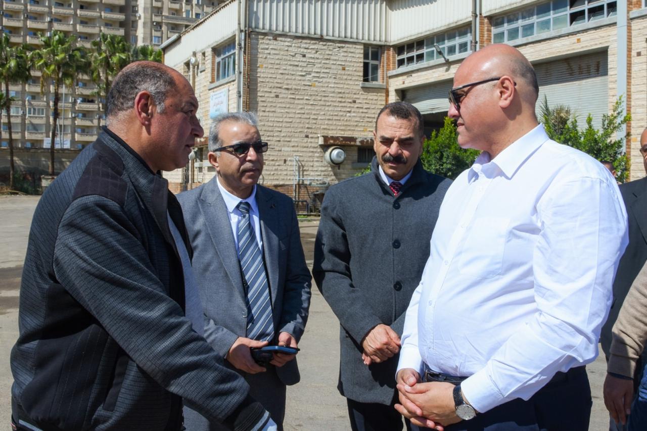 محافظ الإسكندرية يتفقد محطة معالجة التنقية الشرقية ويتابع معدات الصرف الصحي