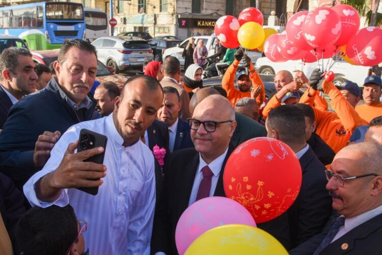 محافظ الإسكندرية يجري جولة على الكورنيش لمشاركة المواطنين فرحة عيد الفطر المبارك