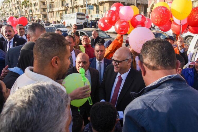 محافظ الإسكندرية يجري جولة على الكورنيش لمشاركة المواطنين فرحة عيد الفطر المبارك