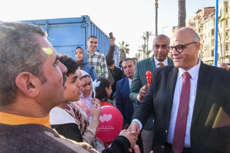 محافظ الإسكندرية يجري جولة على الكورنيش لمشاركة المواطنين فرحة عيد الفطر المبارك