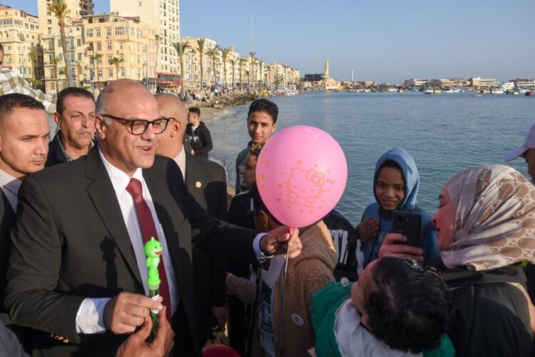 محافظ الإسكندرية يجري جولة على الكورنيش لمشاركة المواطنين فرحة عيد الفطر المبارك