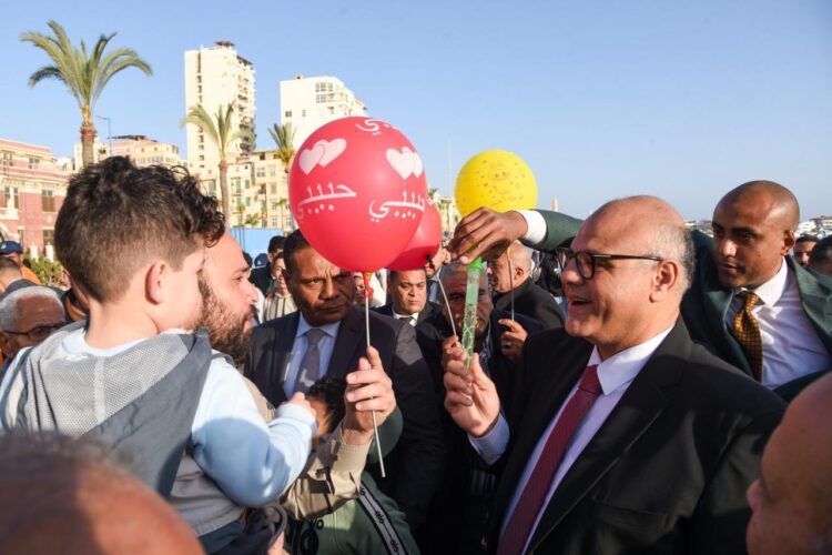 محافظ الإسكندرية يجري جولة على الكورنيش لمشاركة المواطنين فرحة عيد الفطر المبارك