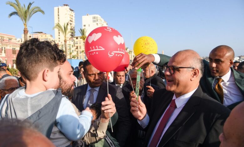 محافظ الإسكندرية يجري جولة على الكورنيش لمشاركة المواطنين فرحة عيد الفطر المبارك