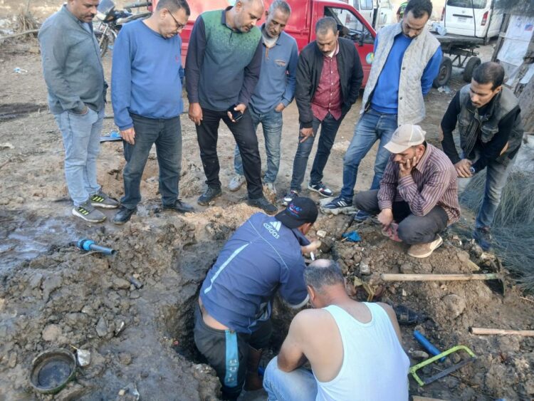 مياه الإسكندرية تضبط خط مياه خلسة يغذي أفدنة زراعية وتزيل التعديات بنطاق فرع أبو قير