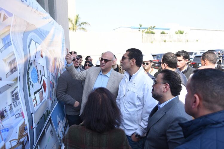 وزير الشباب والرياضة ومحافظ الإسكندرية يتفقدان منتدى الشباب بأبو قير
