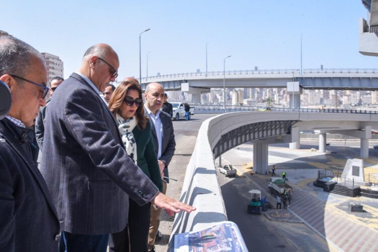 وزيرة التنمية المحلية والبيئة ومحافظ الإسكندرية يتفقدان كوبري الفريق أول سليمان عزت