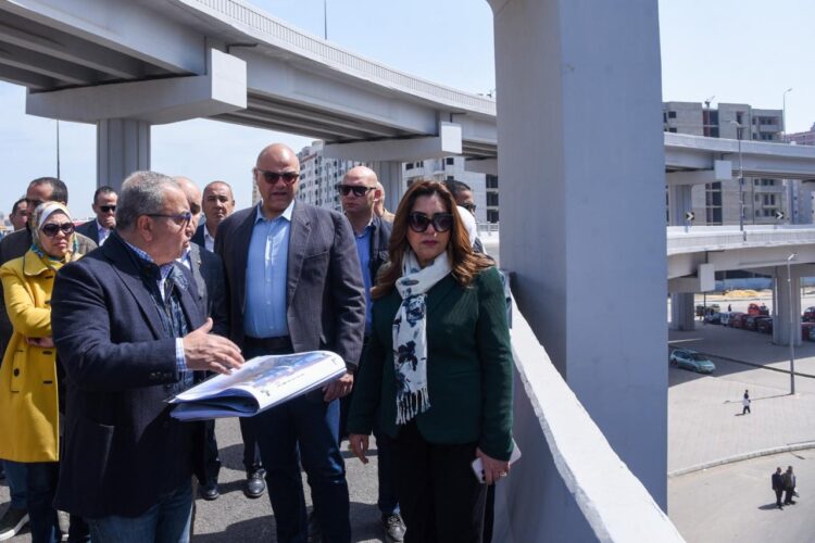 وزيرة التنمية المحلية والبيئة ومحافظ الإسكندرية يتفقدان كوبري الفريق أول سليمان عزت