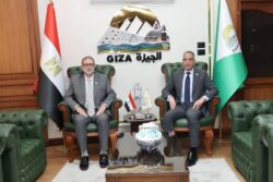 محافظ الجيزة يبحث مع سلامة الغذاء تشديد الرقابة على الأسواق