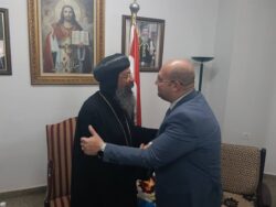نائب محافظ الجيزة يزور مطرانية أطفيح ويهنئ الأقباط بعيد القيامة