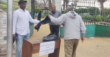 محافظة الجيزة : توزيع أكياس بلاستيكية على رواد المتنزهات والمنطقة الأثرية