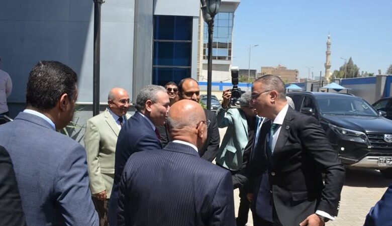 محافظ الجيزة يبحث تطوير مياه الشرب والصرف الصحي
