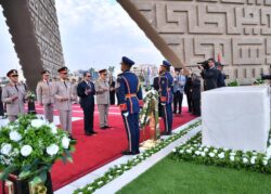 الرئيس السيسي قام صباح اليوم بوضع إكليل من الزهور على النصب التذكاري لشهداء القوات المسلحة