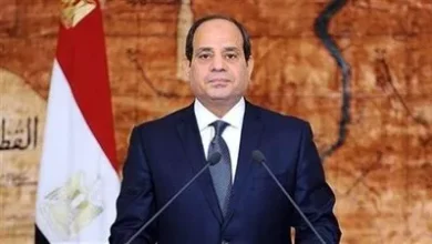 الرئيس السيسى يصدق على قانون بتعديل بعض أحكام قانون الضريبة على العقارات. الرئيس السيسى يصدق على قانون بتعديل بعض أحكام قانون الضريبة على العقارات. صدّق السيد الرئيس عبد الفتاح السيسى، على القانون قانون رقم 3 لسنة 2026 ، بتعديل بعض أحكام قانون الضريبة على العقارات المبنية الصادر بالقانون رقم 196 لسنة 2008. وجاء نص القانون كالتالى: قرر مجلس النواب القانون الآتي نصه، وقد أصدرناه : ( المادة الأولى ) تستبدل عبارتا منطقة الضرائب العقارية ومناطق الضرائب العقارية بعبارتي مديرية الضرائب العقارية ومديريات الضرائب العقارية أينما وردتا في قانون الضريبة على العقارات المبنية الصادر بالقانون رقم ١٩٦ لسنة ، ۲۰۰۸. كما يستبدل بنصوص المواد أرقام (٤) فقرة أولى ، ١٤ ، ١٥ / فقرة ثانية، ١٦، ١٧ فقرة رابعة ، ۱۸ فقرة أولى : بند - د ، ۱۹ ، ۲۰ فقرة أولى (۲۱) من قانون الضريبة على العقارات المبنية المشار إليه ، النصوص الآتية: تقدر القيمة الإيجارية السنوية للعقارات المبنية طبقا لأحكام هذا القانون، ويُعمل بذلك التقدير لمدة خمس سنوات على أن يعمل بالتقدير الجديد من اليوم التالي لانقضاء مدة التقدير السابق، ويجب الشروع في إجراءات إعادة التقدير قبل نهاية كل فترة بمدة سنة على الأقل، وثلاث سنوات على الأكثر، وتلتزم المصلحة بنشر تفاصيل الخريطة السعرية الاسترشادية قبل بدء العمل بالتقدير بتسعين يوما على الأقل، وتحدد اللائحة التنفيذية لهذا القانون أسس ومعايير التقدير وإجراءات إعادة التقدير . مادة (١٤) : على كل مكلف بأداء الضريبة أن يقدم إلى مأمورية الضرائب العقارية الواقع في دائرتها العقار إقرارا في المواعيد الآتية : (أ) في حالة الحصر الخمسي يقدم الإقرار في النصف الثاني من السنة السابقة للحصر عن كل من العقارات التي له الحق في ملكيتها أو الانتفاع بها أو استغلالها . (ب) في حالات الحصر السنوى يقدم الإقرار في موعد أقصاه نهاية شهر ديسمبر من كل سنة عن كل ما يأتي : العقارات المستجدة ... الأجزاء التي أضيفت إلى عقارات سبق حصرها . العقارات التي حدثت في أجزائها أو في بعضها تعديلات غيرت من معالمها أو من كيفية استعمالها بحيث توثر على قيمتها الإيجارية تأثيرا محسوسا . العقارات والأراضي الفضاء المستقلة عنها التي زال عنها سبب الإعفاء . ويجوز للمكلف حال تعدد العقارات المبنية التي له الحق في ملكيتها أو الانتفاع بها أو استغلالها وتقع في دائرة اختصاص أكثر من مأمورية ضرائب عقارية أن يكتفى بتقديم إقرار واحد إلى أي من هذه المأموريات يتضمن بيانات هذه العقارات. ويجوز بقرار من الوزير مد فترة تقديم الإقرارات المنصوص عليها في البندين (أ ، ب) من الفقرة الأولى من هذه المادة لمدة لا تجاوز ستة أشهر، ويكون تقديم الإقرار الخمسي أو السنوى المنصوص عليه بالفقرة الأولى من هذه المادة ورقيا أو الكترونيا، وتحدد اللائحة التنفيذية لهذا القانون نظام تقديم الإقرار والبيانات التي يجب أن يشتمل عليها، وبصفة خاصة اسم المكلف، ورقمه القومي ، ومحل إقامته ، وبيانات العقار أو العقارات الخاضعة لأحكام هذا القانون، وعناوينها ، ومساحة كل منها، وطبيعة حق المكلف عليها، والبريد الإلكتروني للمكلف (إن وجد) . ويجب على المرخص لهم بإدارة المنشآت الفندقية، واتحادات الشاغلين أو من يقوم فعليا بأعمالها، بحسب الأحوال ، في العقارات المبنية والمجمعات السكنية والتجمعات السكنية المتكاملة، تقديم بيان في المواعيد المنصوص عليها في الفقرة الأولى من هذه المادة إلى مأمورية الضرائب العقارية المختصة بأسماء أصحاب الحق في ملكية العقارات الكائنة بها والخاضعة لأحكام هذا القانون أو أصحاب حق الانتفاع بها أو استغلالها، والرقم القومى لكل منهم، ومحل إقامته ، ومساحة كل عقار، وأي بيانات أخرى تحددها اللائحة التنفيذية لهذا القانون. ويجب على شركات الكهرباء ، والمياه والصرف الصحى، والغاز الطبيعي ، ووحدات الإدارة المحلية وغيرها من الجهات الحكومية والهيئات العامة، والأشخاص الاعتبارية العامة موافاة المصلحة بالبيانات والمستندات التي تطلبها لإجراء حصر العقارات الخاضعة لأحكام هذا القانون، وتقدير قيمتها الإيجارية التي تتخذ أساسا لحساب الضريبة . مادة (١٥) فقرة ثانية : ويجب إخطار المكلف بنتيجة الحصر وتقدير القيمة الإيجارية على النموذج الذي تحدده اللائحة التنفيذية لهذا القانون وبالطريقة التي تحددها إذا كان من شأن الحصر والتقدير استحقاق الضريبة عليه . مادة ١٦ للمكلف بأداء الضريبة الحق في الطعن على نتيجة الحصر أو تقدير القيمة الإيجارية للعقار أو جزء منه خلال الستين يوما التالية لتاريخ الإخطار طبقا للمادة (١٥) من هذا القانون، وذلك بطلب يسلم لمنطقة الضرائب العقارية الواقع في دائرتها العقار أو إحدى المأموريات التابعة لها مقابل إيصال أو بكتاب موصى عليه بعلم الوصول يُرسل إلى المنطقة أو إحدى المأموريات التابعة لها أو بأى وسيلة إلكترونية معتمدة، على أن يؤدى الطاعن مبلغا مقداره خمسون جنيها كتأمين لنظر طعنه، يرد إليه عند قبول الطعن موضوعا . مادة (۱۷) فقرة رابعة) : ولا يكون انعقاد اللجنة صحيحا إلا بكامل تشكيلها وتصدر قراراتها بأغلبية الأصوات، ويجب أن تصدر اللجنة قرارها خلال ثلاثين يوما من تاريخ تقديم الطعن مستوفيا، ويكون قرارها نهائيا، وتكون الضريبة واجبة الأداء من واقع قرار لجنة الطعن، ولا يمنع الطعن في قرارها أمام المحكمة المختصة من تحصيل الضريبة ، أو اتخاذ إجراءات الحجز الإدارى لاستثدائها. مادة (۱۸) فقرة أولى : بند - د) : (د) الوحدة العقارية التي يتخذها المكلف سكنا خاصا رئيسيا له ولأسرته والتي يقل صافي قيمتها الإيجارية السنوية عن ۱۰۰,۰۰۰ جنيه (مائة ألف جنيه على أن يخضع ما زاد على ذلك للضريبة، وتشمل الأسرة في تطبيق حكم هذا البند المكلف وزوجه والأولاد القصر. ويجوز لمجلس الوزراء، بناء على عرض الوزير، زيادة حد الإعفاء المشار إليه في هذا البند في ضوء الاعتبارات الاقتصادية والاجتماعية التي يقدرها . مادة (١٩) : ترفع الضريبة في الأحوال الآتية : (أ) إذا أصبح العقار معفيا طبقا للمادة (۱۸) من هذا القانون . (ب) إذا تهدم أو تخرب العقار كليا أو جزئيا إلى درجة تحول دون الانتفاع به أو استغلاله كله أو جزء منه . (ج) إذا أصبحت الأرض الفضاء المستقلة عن العقارات المبنية غير مستغلة (د) إذا حالت الظروف الطارئة أو القوة القاهرة دون الانتفاع بالعقار المبني أو استغلاله كله أو جزء منه . ويكون رفع الضريبة عن العقار كله أو جزء منه بحسب الأحوال. مادة (٢٠) فقرة أولى) : ترفع الضريبة في الأحوال المنصوص عليها في المادة (۱۹) من هذا القانون بقرار من منطقة الضرائب العقارية المختصة من تلقاء ذاتها أو بناء على طلب من المكلف بأداء الضريبة مرفقا به المستندات المؤيدة له وذلك اعتبارا من تاريخ تحقق أي من حالات رفع الضريبة وحتى التاريخ الذي يزول فيه سبب الرفع . مادة (۲۱) : تتولى منطقة الضرائب العقارية المختصة الفصل في طلبات رفع الضريبة ويجوز للطالب الطعن في قرار المنطقة خلال ثلاثين يوما من تاريخ إخطاره بالقرار، وذلك أمام لجنة الطعن المنصوص عليها في المادة ١٧ من هذا القانون، وعلى اللجنة إصدار قرارها في الطعن خلال ثلاثين يوما من تاريخ تقديمه ويكون قرارها نهائيا. (المادة الثانية) إل تضاف إلى قانون الضريبة على العقارات المبنية المشار إليه ، مواد جديدة بأرقام (١٤) مكررا ، ۲۳ فقرة أخيرة ، ۲۷ فقرة أخيرة ، ۲۷ مكررا ، ۲۹ مکررا) نصوصها الآتية : مادة (١٤) مكررا) : يمنح المكلف بأداء الضريبة حال قيامه بتقديم الإقرار الضريبي في المواعيد ومستوفيا كافة البيانات وفقا لحكم المادة ١٤ من هذا القانون، حافزا ضريبيا خصما من قيمة الضريبة المستحقة سنويا بواقع (٢٥) بالنسبة للعقارات المستعملة في أغراض السكن، وبواقع (۱۰) بالنسبة للعقارات المستعملة في غير أغراض السكن. كما يجوز بقرار من الوزير إقرار نظام خصم حال السداد تحت حساب الضريبة بنسبة لا تجاوز (٥) من الضريبة المستحقة سنويا، يستفيد منها جميع المكلفين الملتزمين بحكم الفقرة الأولى من هذه المادة، وذلك وفقا للإجراءات والقواعد التي تحددها اللائحة التنفيذية لهذا القانون . مادة (۲۳) فقرة أخيرة) : ومع مراعاة أحكام قانون تنظيم استخدام وسائل الدفع غير النقدي الصادر بالقانون رقم ١٨ لسنة ۲۰۱۹ ، يكون سداد الضريبة ومقابل التأخير من خلال وسائل الدفع الإلكتروني، وفقا لما يصدر بتنظيمه قرار من الوزير، ويُعد إيصال السداد الصادر وفق هذا التنظيم حجة على أداء المبالغ المستحقة . مادة (٢٧) فقرة أخيرة) : وفي جميع الأحوال، يجب ألا تتجاوز قيمة مقابل التأخير أصل الدين الضريبي المستحق. مادة (۲۷) مكررا) : تلتزم المصلحة برد ما قد يكون مستحقا للمكلف لديها من ضرائب أو مقابل تأخير تم سداده بالزيادة عما هو التنفيذية لهذا القانون قانونا، وفقا للضوابط والإجراءات التي تحددها اللائحة. مادة (۲۹) مكررا) : يجوز إسقاط دين الضريبة ومقابل التأخير المستحق كليا أو جزئيا على المكلف، في الأحوال الآتية : (أ) إذا توفى عن غير تركة ظاهرة . (ب) إذا ثبت عدم وجود مال له يمكن التنفيذ عليه . (ج) إذا قضى نهائيا بإفلاسه وأقفلت التفليسة . (د) إذا غادر البلاد لمدة عشر سنوات متصلة بغير أن يترك أموالاً يمكن التنفيذ عليها ... وتختص بالإسقاط لجان يصدر بتشكيلها قرار من الوزير أو من يفوضه، على أن يبت في حالة الإسقاط خلال ثلاثين يوما من تاريخ تقديم الطلب أو عرضه من المأمورية المختصة، على أن تعتمد توصيات اللجنة بقرار من الوزير أو من يفوضه، ويجوز سحب القرار خلال المدة المقررة قانونا إذا تبين أنه قام على سبب غير صحيح . المادة الثالثة يعفى من مقابل التأخير كل مكلف بأداء الضريبة على العقارات المبنية قام قبل تاريخ العمل بهذا القانون بسداد جميع الضرائب المستحقة عليه وفقا لأحكام قانون الضريبة على العقارات المبنية المشار إليه، كما يسرى هذا الإعفاء على المكلف الذي يقوم بالسداد خلال ستة أشهر من تاريخ العمل بهذا القانون، ولوزير المالية من هذه المدة لمرة واحدة مماثلة. واستثناء من حكم المادة ۲۷ مكررا من قانون الضريبة على العقارات المبنية المشار إليه لا يترتب للمكلف الحق في استرداد ما قام بسداده بالزيادة وفقا لهذه المادة. (المادة الرابعة) يعفى المكلف من أداء الضريبة المستحقة أو غير المسددة على العقارات المبنية التي لم يسبق حصرها أو تقدير القيمة الإيجارية عليها أو إدراجها في سجلات ودفاتر مصلحة الضرائب العقارية، أو لم يتم الإخطار بها، وذلك عن الفترات الضريبية السابقة على تاريخ العمل بهذا القانون . ويشترط لتطبيق حكم الفقرة الأولى من هذه المادة تقديم الإقرار وفقا للمادة (١٤) من قانون الضريبة على العقارات المينية المشار إليه، وذلك خلال سنة من تاريخ العمل بأحكام هذا القانون . المادة الخامسة يجوز للمكلف بأداء الضريبة التصالح في المنازعات الضريبية القائمة بينه وبين مصلحة الضرائب العقارية والمقيدة أو المنظورة أمام المحاكم على اختلاف درجاتها وذلك أيا كانت الحالة التي عليها الدعوى أو الطعن، مقابل أداء نسبة (۷۰%) من إجمالي الضريبة المستحقة المتنازع عليها. ويترتب على وفاء المكلف بأداء الضريبة بالنسبة المشار إليها بالفقرة الأولى من هذه المادة براءة ذمته من قيمة الضريبة المتنازع عليها وما يترتب عليه من إعادة تحديد الوعاء الضريبي، ويحكم بانتهاء الخصومة في الدعوى . ويتم تقديم طلب التصالح إلى مصلحة الضرائب العقارية خلال ستة أشهر من تاريخ العمل بهذا القانون، ويجوز لوزير المالية من هذه المدة إلى مدة واحدة مماثلة، وذلك كله وفقا للقواعد والإجراءات التي يصدر بها قرار من وزير المالية . المادة السادسة اعتبارا من تاريخ العمل بهذا القانون، تحفظ جميع الطعون المقدمة من مناطق الضرائب العقارية المقيدة بسجلات لجان الطعن الضريبي أو منظورة أمامها في أي مرحلة من مراحل النزاع . ويجوز للمكلف أن يطلب التصالح في المنازعات الضريبية المقامة منه والمقيدة بسجلات لجان الطعن الضريبي أو المنظورة أمامها في أي مرحلة من مراحل النزاع، وذلك بذات الأحكام المنصوص عليها في المادة الخامسة من هذا القانون . المادة السابعة يُصدر وزير المالية قرارا بتعديل اللائحة التنفيذية لقانون الضريبة على العقارات المبنية المشار إليه بما يلزم لتطبيق أحكام هذا القانون، وذلك خلال ستة أشهر من تاريخ العمل به، وإلى أن يصدر هذا القرار يستمر العمل بالقرارات القائمة فيما لا يتعارض مع أحكام هذا القانون. المادة الثامنة ينشر هذا القانون في الجريدة الرسمية ، ويعمل به اعتبارا من اليوم التالي لتاريخ نشره . الرئيس السيسى يصدق على قانون بتعديل بعض أحكام قانون الضريبة على العقارات.