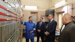 محافظ الجيزة يتفقد صومعة إمبابة لمتابعة انتظام توريد وتخزين محصول القمح