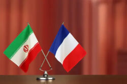 إيران تفرج عن معتقلين فرنسيين وتعيدهما إلى باريس