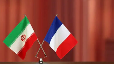 إيران تفرج عن معتقلين فرنسيين وتعيدهما إلى باريس