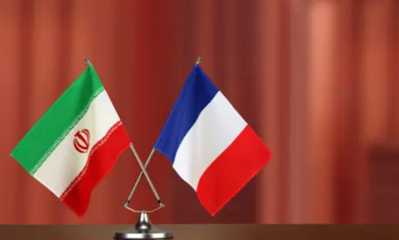 إيران تفرج عن معتقلين فرنسيين وتعيدهما إلى باريس
