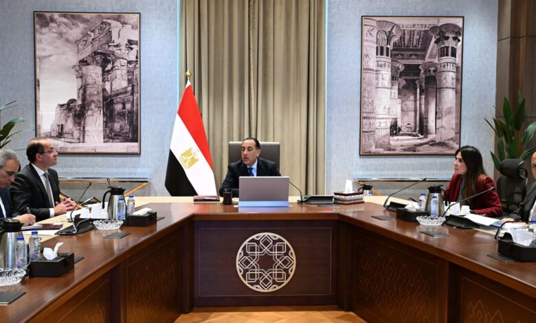 رئيس الوزراء يتابع خطط وإجراءات التوسع في مشروعات تحلية مياه البحر