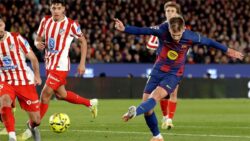 الكلاسيكو.. تشكيل مباراة برشلونة واتلتيكو مدريد في الدوري الإسباني آية أحمد استقر الألماني هانز فليك مدرب الفريق الأول لكرة القدم بنادي برشلونة على تشكيل فريقه الذي يواجه به نظيره فريق اتلتيكو مدريد اليوم السبت الموافق 4 ابريل الحالي في لقاء ناري بينهم بستاد ميتروبوليتانو ضمن منافسات قمة الجولة 30 من الدوري الإسباني. موعد مباراة برشلونة واتلتيكو مدريد وتنطلق صافرة بداية مباراة برشلونة واتلتيكو مدريد مساء اليوم في تمام الساعة 9:00 بتوقيت القاهرة والساعة 10:00 بتوقيت السعودية والدوحة. ويحتل البارسا المركز الأول برصيد 73 نقطة بينما يأتي الاتلتي في المركز الرابع برصيد 57 نقطة. تشكيل برشلونة المتوقع حراسة المرمى: خوان جارسيا خط الدفاع: اراوخو ، كوبارسي ، مارتن ، كانسيلو. خط الوسط: بيرنال ، بيدري ، فيرمين. خط الهجوم: راشفورد ، يامال ، ليفاندوفسكي. بينما قد يكون تشكيل اتلتيكو كالتالي:- حراسة المرمى: موسو خط الدفاع: مولينا ، هانكو ، خيمنيز ، روجيري. خط الوسط: سيميوني ، كوكي ، فارجاس. خط الهجوم: لوكمان ، جريزمان ، الفاريز. القنوات الناقلة لمباراة برشلونة واتلتيكو مدريد تردد قناة beIN SPORTS على سهيل سات تردد القناة 11566. - عمودي. - معدل الترميز 27500. - معدل تصحيح الخطأ 2/3. تردد قناة beIN SPORTS على يوتل سات تردد 11054. - أفقي. - معدل الترميز 27500. - معدل تصحيح الخطأ 2/3.