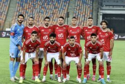 تشكيل الأهلي أمام سموحة في الدوري الممتاز اليوم كتبت:شروق صلاح تتجه أنظار جماهير الكرة المصرية مساء اليوم إلى استاد القاهرة الدولي، حيث يستضيف مواجهة قوية تجمع بين الأهلي وسموحة، ضمن منافسات الجولة الثانية من المرحلة النهائية لبطولة الدوري الممتاز، في لقاء يسعى خلاله كل فريق لتحقيق نتيجة إيجابية تعزز موقفه في جدول الترتيب. ويخوض الأهلي مباراة اليوم أمام سموحة وهو يحتل المركز الثالث في جدول ترتيب الدوري الممتاز برصيد 41 نقطة، بينما يدخل فريق سموحة المواجهة وهو في المركز السابع برصيد 31 نقطة، ما يمنح اللقاء طابعًا تنافسيًا قويًا بين الفريقين. وأعلن المدير الفني الدنماركي ييس توروب عن تشكيل الأهلي أمام سموحة في الدوري الممتاز، حيث شهد التشكيل الاعتماد على مجموعة من العناصر الأساسية إلى جانب بعض الأسماء الهجومية التي تمنح الفريق قوة كبيرة في الثلث الأخير من الملعب، في إطار سعي الجهاز الفني لحصد النقاط كاملة. تشكيل الأهلي أمام سموحة في الدوري الممتاز حراسة المرمى: مصطفى شوبير خط الدفاع: محمد هاني، ياسين مرعي، ياسر إبراهيم، يوسف بلعمري خط الوسط: مروان عطية، إمام عاشور، حسين الشحات، محمود تريزيجيه، أحمد سيد زيزو خط الهجوم: محمد شريف ويعتمد الأهلي في تشكيل الأهلي أمام سموحة على تنوع كبير في خط الوسط والهجوم، حيث يجمع الفريق بين السرعة والمهارة والقدرة على صناعة الفرص، وهو ما يعكس رغبة الجهاز الفني في فرض السيطرة منذ بداية المباراة. كما يجلس على مقاعد البدلاء عدد من اللاعبين المميزين القادرين على تغيير مجريات اللقاء في أي وقت، ومن بينهم: أحمد رمضان بيكهام، محمد علي بن رمضان، أشرف بن شرقي، هادي رياض، أليو ديانج، أحمد عيد، مروان عثمان، طاهر محمد طاهر، حمزة علاء. ويأمل الأهلي في تحقيق الفوز خلال المباراة من أجل مواصلة المنافسة على صدارة الدوري الممتاز، بينما يسعى سموحة للخروج بنتيجة إيجابية أمام أحد أقوى فرق البطولة، في مواجهة مرتقبة تحمل الكثير من الندية والإثارة.