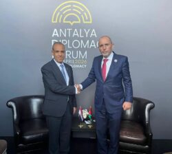 وزير الخارجية يلتقي بنظيره الأردني على هامش منتدى أنطاليا الدبلوماسي.