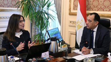 رئيس الوزراء يستعرض مع وزيرة الثقافة الأهداف الاستراتيجية للوزارة ونشاطها في الفترة من فبراير وحتى أبريل 2026. رئيس الوزراء يستعرض مع وزيرة الثقافة الأهداف الاستراتيجية للوزارة ونشاطها في الفترة من فبراير وحتى أبريل 2026. استهداف مجموعة من المحافظات للتطوير بالتنسيق مع المبادرة الرئاسية "حياة كريمة" لتحقيق العدالة الثقافية التقى الدكتور مصطفى مدبولي، رئيس مجلس الوزراء، صباح اليوم، الدكتورة جيهان زكي، وزيرة الثقافة؛ لاستعراض الأهداف الاستراتيجية للوزارة ونشاطها في الفترة من فبراير وحتى أبريل 2026. وأكد رئيس مجلس الوزراء أن الدولة تولي اهتمامًا خاصًا بقطاع الثقافة، وتحرص على الاستغلال الأمثل لما تمتلكه من إمكانات في هذا القطاع؛ بما يُعزز ترسيخ منظومة قيم ثقافية إيجابية في المجتمع المصري، ويدعم القوة الناعمة التي تُعد أداة رئيسة للتأثير إقليميًا ودوليًا، وذلك في إطار رؤية مصر 2030. وفي ضوء ذلك، عرضت الوزيرة الأهداف الاستراتيجية لوزارة الثقافة وفقًا لرؤية مصر 2030، موضحة أن الهدف الاستراتيجي الأول يتمثل في "حماية الأمن القومي" من خلال: تعزيز القوة الناعمة، وتطوير المؤسسات الثقافية، وحماية التراث الثقافي، ودعم الصناعات الثقافية. وأضافت الدكتورة جيهان زكي أن برنامج عمل الوزارة لتحقيق الهدف الاستراتيجي الأول، يتضمن: تعزيز القوة الناعمة عبر تنمية الموهوبين والنابغين والمبدعين، واكتشاف الموهوبين ودعمهم، وتعزيز تنافسية نظم ومخرجات التعليم الثقافي، وتعزيز الريادة الثقافية من خلال الانفتاح على الثقافات وتحقيق الريادة العربية والإقليمية والتفاعل مع المصريين بالخارج وتعزيز السياحة الثقافية. هذا بالإضافة إلى تطوير المؤسسات الثقافية من خلال الحوكمة والإصلاح التشريعي والمؤسسي، وتنمية الموارد البشرية، والتحول الرقمي في الخدمات، مع رفع كفاءة البنية الأساسية. فضلًا عن صون التراث الثقافي غير المادي والمادي، ودعم الصناعات الثقافية مثل صناعة (الكتاب - الموسيقى والغناء - المسرح والاستعراضات - السينما والدراما - الحرف التراثية). واستعرضت وزيرة الثقافة الهدف الاستراتيجي الثاني، والمتمثل في "بناء الإنسان"، مؤكدة أن تحقيق هذا الهدف يتطلب تعزيز الهوية الوطنية من خلال تكريس القيم الإيجابية في المجتمع المصري، وكذا تفعيل ثقـافة التنمـية عبر تحقيق عدالة توزيع المؤسسات الثقافية، وتعزيز القيم التنموية. فضلًا عن تدعيــم ثقـــافة المواطنة وحقوق الإنسـان ومكافحة التطرف الفكري. وفي سياق متصل، تطرقت الدكتورة جيهان زكي إلى محاور وآليات الإصلاح المؤسسي، التي يتم العمل وفقها، مشيرة إلى أنها تشمل (الإصلاح الإداري والهيكلي – الإصلاح المالي – الإصلاح التشريعي)؛ حيث يتضمن الإصلاح الإداري والهيكلي: إعادة هيكلة المنظومة من خلال تحديث نظام العمل الإداري، وتطوير وتعزيز منظومة التحول الرقمي داخل الوزارة، وغيرها. فيما يستهدف الإصلاح المالي مضاعفة ميزانية الوزارة دون تحميل الموازنة العامة أعباء إضافية، والتوسع في الشراكات مع المجتمع المدني والقطاع الخاص. واستعرضت وزيرة الثقافة خلال اللقاء المواقع الثقافية على مستوى الجمهورية، ما بين القصور الثقافية، والمكتبات العامة والمتخصصة والأكاديمية، والمكتبات المتنقلة، ودور السينما، والمسارح، لافتة إلى أنه في سبيل تحقيق العدالة الثقافية -كما سبقت الإشارة- توجد مجموعة من المحافظات المستهدفة للتطوير، بالتنسيق مع المبادرة الرئاسية "حياة كريمة"، حيث ترتبط العدالة الثقافية بعدد السكان والطبيعة الجغرافية، ولا بد من وصول الخدمات الثقافية لمختلف المحافظات. وأكدت الدكتورة جيهان زكي، في أثناء اللقاء، أن الوزارة تمضي قدمًا بهدف تعظـيم المـوارد، وذلك من خلال تعزيز الشراكة مع القطاع الخاص والمجتمع المدني، مُستعرضة أيضًا جهود الوزارة لتطوير قطاع المسرح وتنمية موارده وتوثيق أعماله الفنية، فضلًا عن خطة تعظيم موارد دار الأوبرا عبر الاستغلال الأمثل للمنشآت وتعزيز الشراكات مع القطاع الخاص. كما أكدت وزيرة الثقافة أنه يتم التعاون والتنسيق مع الوزارات المختلفة؛ كالشباب والرياضة، والاتصالات وتكنولوجيا المعلومات، والنقل، والتربية والتعليم والتعليم الفني، والصحة والسكان؛ مُستعرضة ما تم من جهود في هذا الشأن خلال الفترة من فبراير وحتى أبريل 2026، وكذا جهود الوزارة في الفترة ذاتها في إطار الـتعاون الدولي والـدبـلوماسـية الـثقافية. وختامًا، استعرضت الوزيرة جهود التحول الرقمي وإطلاق الـتطبيقات الحديـثة، مشيرة إلى تطبيق "كتاب" وهو مكتبة رقمية تضم أكثر من 4 آلاف كتاب في مجالات ثقافية وتراثية متنوعة ويلبي اهتمامات مختلف فئات المجتمع، وتطبيق E- SAKAFA، وتطبيق ذاكرة المدينة لإعادة اكتشاف القاهرة التاريخية عبر تجربة تفاعلية مبتكرة، والذي يوفر دليلًا شاملًا للمعالم مع خرائط تفاعلية للمواقع الأثرية والشوارع المميزة. وأوضحت الدكتورة جيهان زكي أنه يتم التعاون مع وزارة الاتصالات وتكنولوجيا المعلومات في توظيف تطبيقات الذكاء الاصطناعي لخدمة أنشطة وزارة الثقافة، ومن هذه التطبيقات؛ "كرنك"، الذي يهدف إلى تعزيز الذكاء الاصطناعي باللغة العربية وتطبيقاتها الذكية، وتطبيق "لغات" لتحسين نطق اللغات، وغيرها. رئيس الوزراء يستعرض مع وزيرة الثقافة الأهداف الاستراتيجية للوزارة ونشاطها في الفترة من فبراير وحتى أبريل 2026.