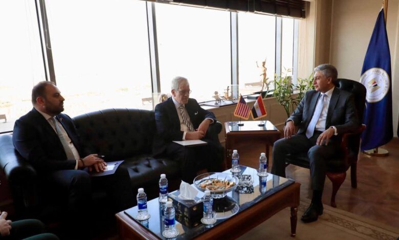 وزير السياحة يبحث مع القائم بأعمال السفير الأمريكي بالقاهرة تعزيز التعاون في مجالي السياحة والآثار.