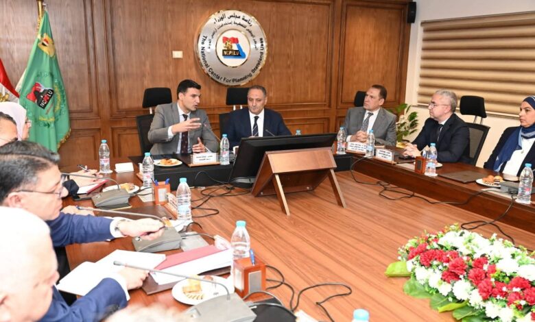 وزير الصناعة يبحث حوكمة طرح الأراضي الصناعية والتحول الرقمي لتيسير الإجراءات على المستثمرين.
