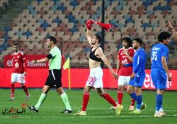الأهلي يتخطى عقبة سموحة بثنائية ويواصل صراع الصدارة في الدوري
