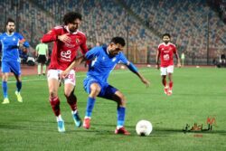 الأهلي يتخطى عقبة سموحة بثنائية ويواصل صراع الصدارة في الدوري