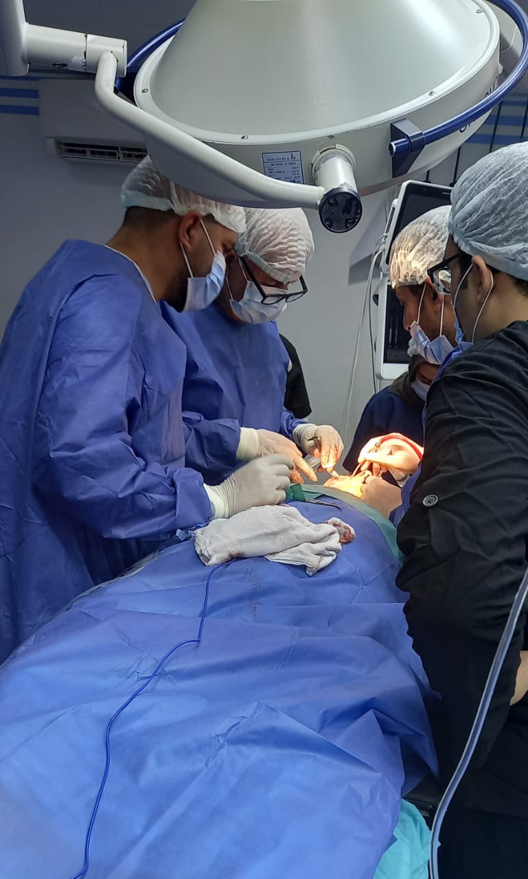 نجاح جراحة دقيقة لعلاج كسر بعظام الوجه والفكين بالمحلة العام