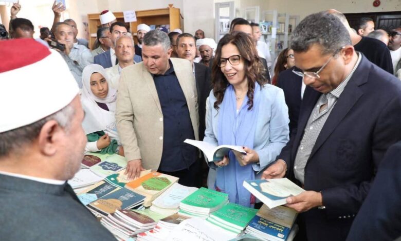 وزيرة الثقافة من شلاتين: العدالة الثقافية حق أصيل لكل مواطن.. والمعرفة تصل إلى الحدود. وزيرة الثقافة من شلاتين: العدالة الثقافية حق أصيل لكل مواطن.. والمعرفة تصل إلى الحدود. الدكتورة جيهان زكي ومحافظ البحر الأحمر يتفقدان الدورة الثالثة من معرض “شلاتين للكتاب” في نسخته الثالثة في خطوة تعكس التزام الدولة المصرية بترسيخ العدالة الثقافية ومدّ جسور المعرفة إلى جميع ربوع الوطن، وتحقيق الأمن الثقافي، شهدت مدينة الشلاتين بمحافظة البحر الأحمر حدثًا ثقافيًا بارزًا، حيث زارت الدكتورة جيهان زكي، وزيرة الثقافة، برفقة الدكتور وليد البرقي، محافظ البحر الأحمر، فعاليات الدورة الثالثة من معرض شلاتين للكتاب، المقام بقصر ثقافة شلاتين خلال الفترة من 12 إلى 19 أبريل 2026، وتفقدت أجنحته المختلفة، في رسالة واضحة مفادها أن الشلاتين وحلايب والقرى والنجوع المجاورة في أقصى جنوب مصر تحظى بالاهتمام الكامل من القيادة السياسية، ومن ثم من وزارة الثقافة بروافدها وهيئاتها ومنافذها الفنية. وقد استقبل أطفال المدينة الوزيرةَ رافعين أعلام مصر، وأدوا أغانٍ تراثية ترحيبًا بها وبضيوف المعرض، كما اصطف عدد كبير من أبناء شلاتين أمام مدخل قصر ثقافة شلاتين. وتفقدت وزيرة الثقافة ومحافظ البحر الأحمر أجنحة المعرض، والتي تضم إصدارات هيئة قصور الثقافة، والمجلس الأعلى للثقافة، والهيئة المصرية العامة للكتاب، ودار المعارف، والمجلس الأعلى للشؤون الإسلامية، وأمهات الكتب في التاريخ والفلسفة والتراث، إلى جانب جناح متخصص لأدب الطفل والناشئة يضم أحدث إصدارات مجلة وكتب “قطر الندى”، في بيئة ثقافية تجمع بين الرصانة الأكاديمية والتنوع المعرفي. وخلال الجولة، أجرت الدكتورة جيهان زكي حوارًا مع عدد من العارضات على هامش المعرض، واللاتي يقدمن المشغولات اليدوية والتراثية. وأثنت الدكتورة جيهان زكي على الجهود المبذولة من قصر ثقافة البحر الأحمر، مؤكدة أن وزارة الثقافة ماضية في مسيرة تعميم الخدمة الثقافية وتكثيف حضورها في المحافظات الحدودية والنائية، بوصفها ركيزة أساسية لبناء الهوية الوطنية وتعزيز الانتماء. كما أكدت أن تنظيم معرض شلاتين للكتاب يعكس إيمان الدولة الراسخ بأن الثقافة ليست رفاهية، بل حق أصيل وأداة رئيسية في بناء الوعي، مشيرة إلى أن المحافظات الحدودية تمثل أولوية في استراتيجية الوزارة الرامية إلى تحقيق التنمية الثقافية الشاملة. وقالت الدكتورة جيهان زكي إن المعرض يمثل منصة متكاملة للمعرفة والتفاعل المجتمعي، بما يضمه من إصدارات متنوعة وأنشطة موجهة لمختلف الفئات العمرية، تسهم في ترسيخ عادة القراءة، واكتشاف المواهب، وفتح آفاق جديدة أمام الأطفال والشباب لتنمية قدراتهم الإبداعية والفكرية. وأشارت إلى أن تكامل مشاركة المؤسسات الثقافية والتعليمية والدينية والوطنية داخل المعرض يجسد نموذجًا ناجحًا للعمل التشاركي بين مؤسسات الدولة لخدمة المجتمع، ويعزز من دور الثقافة في دعم الهوية الوطنية، وترسيخ قيم الانتماء، وإبراز الثراء الحضاري والتراثي الفريد للمناطق الحدودية. كما أشادت بالجهود الكبيرة التي تبذلها الجهات الشريكة والداعمة للمعرض، مؤكدة أن هذا التعاون المثمر يعكس وعيًا مؤسسيًا متكاملًا بأهمية الثقافة كأحد المسارات الرئيسية لتحقيق التنمية المستدامة، وصناعة وعي مجتمعي أكثر انفتاحًا وتماسكًا. ومن جانبه، أكد الدكتور وليد البرقي، محافظ البحر الأحمر، أن معرض شلاتين للكتاب يجسد توجيهات القيادة السياسية بتحقيق التنمية الشاملة في كل ربوع الجمهورية دون استثناء، مشيرًا إلى أن نجاح ثلاث دورات متتالية يؤكد أن المواطن في الشلاتين يستحق أرقى صور الارتقاء الثقافي والمعرفي. ووجه الشكر إلى وزارة الثقافة والدكتورة جيهان زكي على الدعم الثقافي لمحافظة البحر الأحمر، وتحديدًا مدينة شلاتين. وخلال الزيارة، عبّر أبناء مدينة الشلاتين عن بالغ سعادتهم وتقديرهم لهذا الحدث الثقافي المتميز، مؤكدين أن وجود معرض للكتاب بهذا المستوى في مدينتهم يمثل قيمة مضافة حقيقية لحياتهم اليومية. وأشار عدد من الآباء والأمهات إلى إقبال أبنائهم الملحوظ على أجنحة الكتب، معربين عن امتنانهم لتوفير هذه الفرصة الثقافية النادرة على أبواب بيوتهم بأسعار في متناول الجميع، فيما أبدى الشباب والطلاب حماسًا واضحًا للاطلاع على الإصدارات المتنوعة التي لم تكن متاحة لهم من قبل في هذه المنطقة البعيدة. ويضم المعرض مجموعة كبيرة من الإصدارات في مختلف مجالات المعرفة بأسعار مخفضة تناسب جميع الفئات، إلى جانب برنامج متنوع من الفعاليات الثقافية والفنية، يشمل ندوات تثقيفية وأمسيات أدبية وورشًا للأطفال، بما يسهم في تنمية مهاراتهم وتعزيز علاقتهم بالكتاب. وزيرة الثقافة من شلاتين: العدالة الثقافية حق أصيل لكل مواطن.. والمعرفة تصل إلى الحدود.