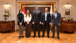 يكرم وزير الشباب والرياضة هانيا الحمامي بعد تتويجها ببطولة الجونة الدولية للاسكواش.