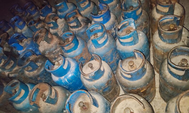 ضبط 6000 لتر زيوت وطن أسماك ومواد غذائية مجهولة المصدر و60 أسطوانة بوتاجاز مجمعة بالغربية
