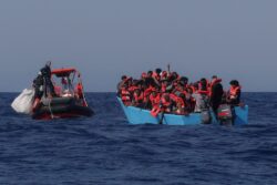 مأساة جديدة في المتوسط 32 ناجيا و71 مفقودا إثر غرق قارب مهاجرين
