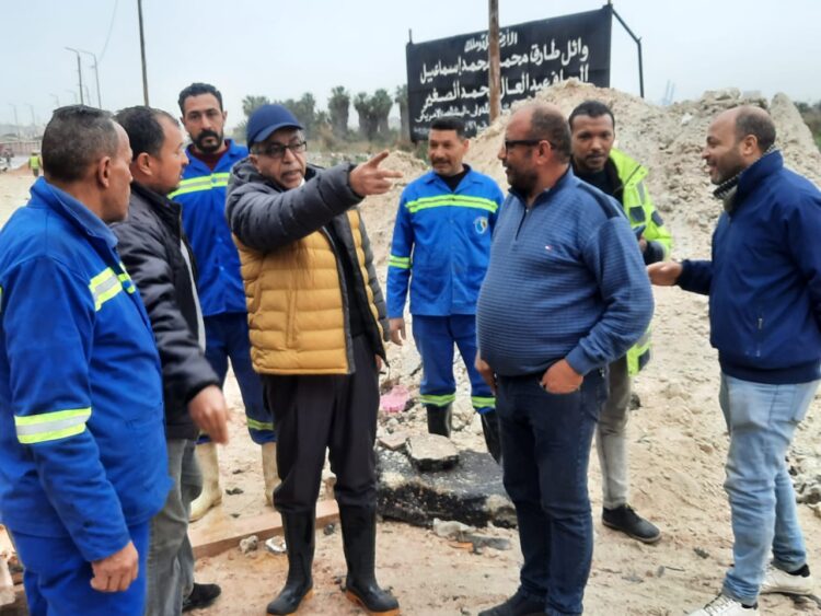 رئيس صرف الإسكندرية يتابع ميدانيًا شفط مياه الأمطار بالعجمي