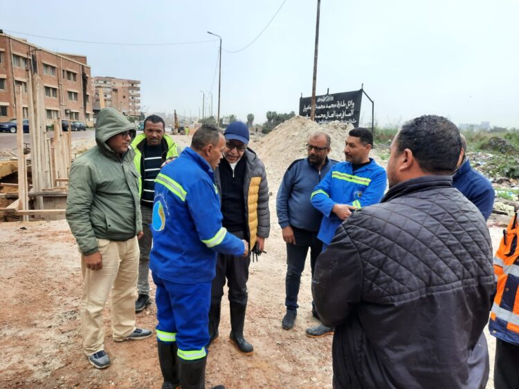 رئيس صرف الإسكندرية يتابع ميدانيًا شفط مياه الأمطار بالعجمي