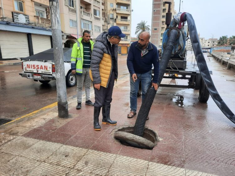رئيس صرف الإسكندرية يتابع ميدانيًا شفط مياه الأمطار بالعجمي