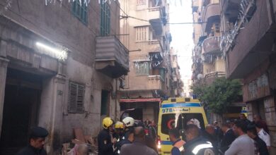سقوط سقف احد حجرات الدور الأخير بعقار بحي وسط يسفر عن3 وفيات ونجاة 3 مصابين
