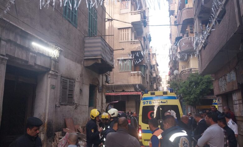سقوط سقف احد حجرات الدور الأخير بعقار بحي وسط يسفر عن3 وفيات ونجاة 3 مصابين