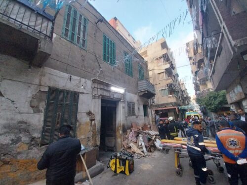 سقوط سقف احد حجرات الدور الأخير بعقار بحي وسط يسفر عن3 وفيات ونجاة 3 مصابين