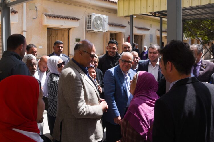 محافظ الإسكندرية يتفقد عيادتي الإسكندرية النموذجية لمتابعة جودة الخدمات الطبية