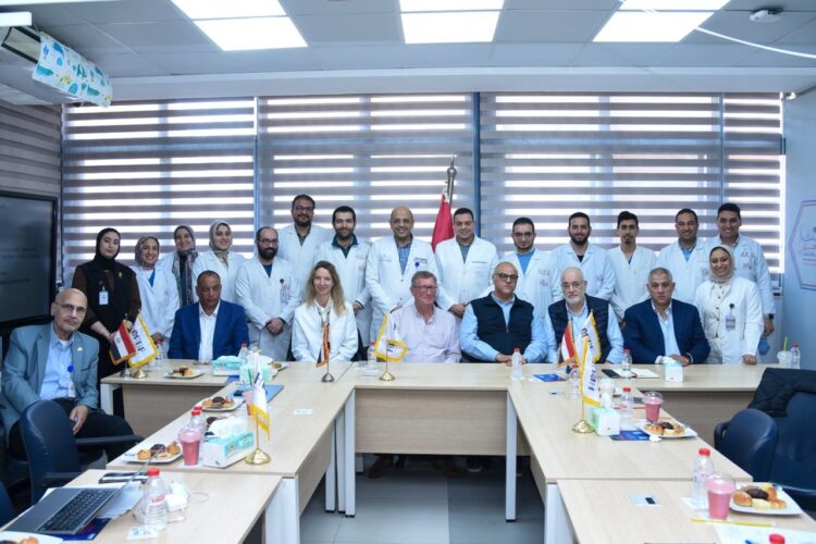 محافظ الإسكندرية يزور مستشفى نيل الأمل ويرحب بالأطباء الدوليين