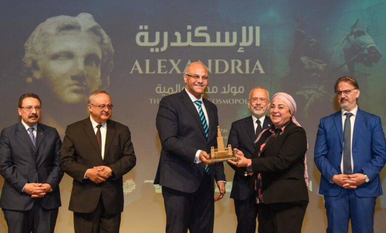 محافظ الإسكندرية يكرم الدكتورة نبيلة حسن رئيس أكاديمية الفنون