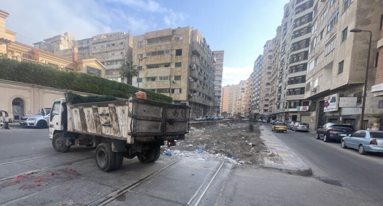 محافظ الإسكندرية يكلف نهضة مصر برفع مخلفات حرم الترام من فيكتوريا لمحطة الرمل