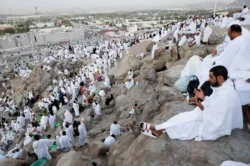 الحجاج يؤدون صلاتا الظهر والعصر جمعا وقصرا من مسجد نمرة بصعيد عرفات