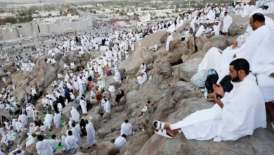 الحجاج يؤدون صلاتا الظهر والعصر جمعا وقصرا من مسجد نمرة بصعيد عرفات